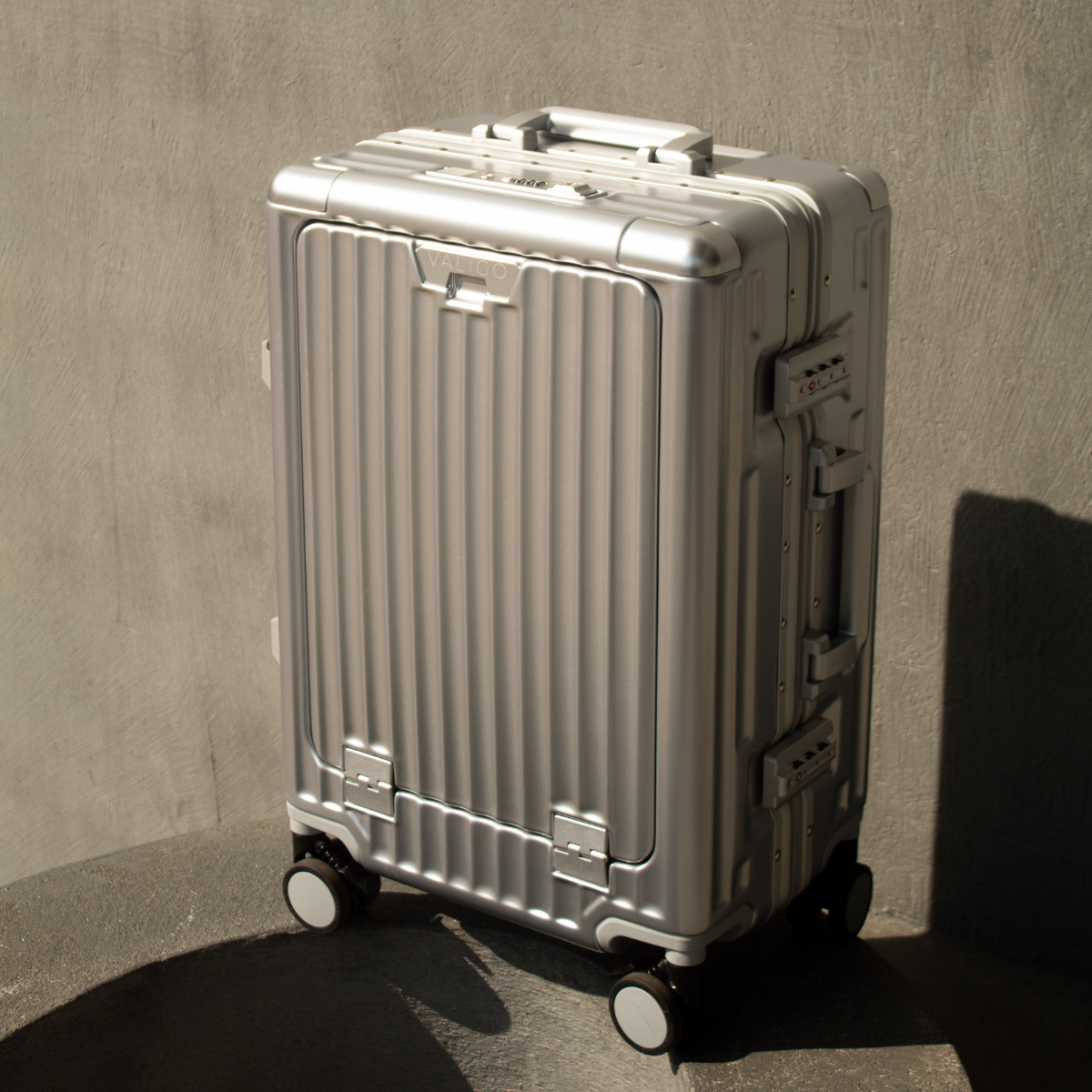 PRIME USB CHARGER SUITCASE | SILVER