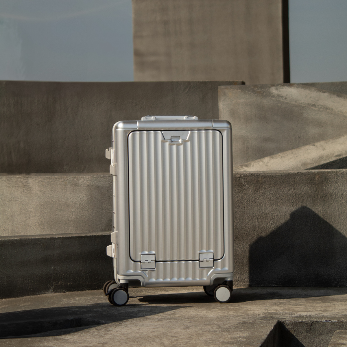 PRIME USB CHARGER SUITCASE | SILVER